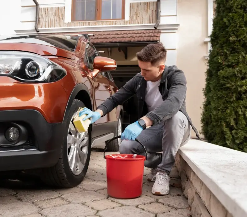 Lavage auto à domicile Sainte-Solange : professionnel intervenant sur un véhicule